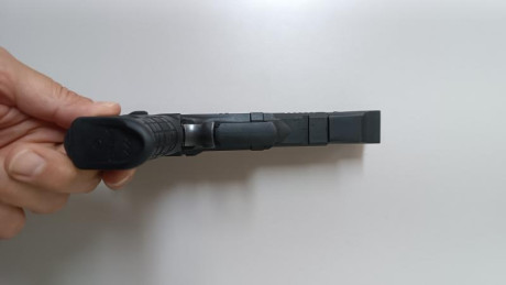 En buen estado de consevación, ideal para iniciarse en el tiro,lleva incluido kit de limpieza y tres cargadores 02