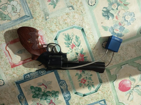 Se vende revolver S & W modelo 586 calibre 357 Magnum
Muy bien cuidado,cachas semi anatómicas .
Precio 00
