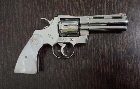 Vendo revólver Colt Python inox. de 4", en perfecto estado de funcionamiento y con mínimas señales 11