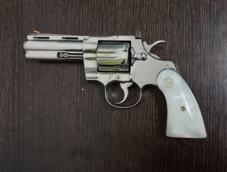 Vendo revólver Colt Python inox. de 4", en perfecto estado de funcionamiento y con mínimas señales 10