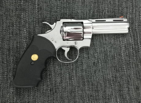 Vendo revólver Colt Python inox. de 4", calibre 357 magnum, en perfecto estado de funcionamiento 01