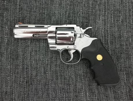 Vendo revólver Colt Python inox. de 4", calibre 357 magnum, en perfecto estado de funcionamiento 00