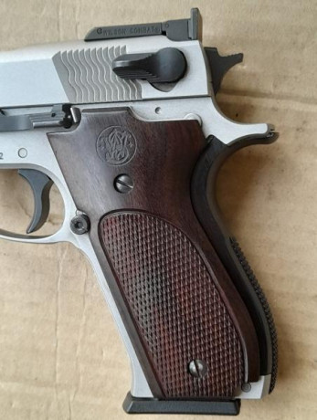 Hola, vendo mi Smith Wesson 952-2 de 6” y 9 mm.
Performance Center. Me voy retirando del tiro. 
La pistola 01