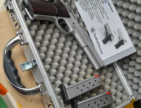 Hola, vendo mi Smith Wesson 952-2 de 6” y 9 mm.
Performance Center. Me voy retirando del tiro. 
La pistola 00