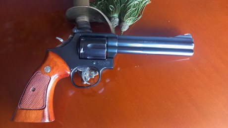 Un amigo vende revólver S. W. Modelo 586 combate distinguido, Cal.357 Mag. 
Cañón de seis pulgadas, con 01