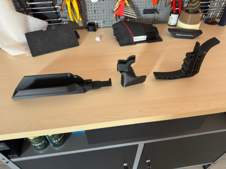 Hola,
Un compañero está imprimiendo piezas en 3D, en este caso para una impact:

Bag Rider
Grip 
Cubre 10