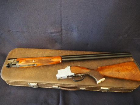 Se vende escopeta  Browning , modelo  B-25 .

Cañones de  76  cm, con  *  y  ** .
Por el número de serie, 02