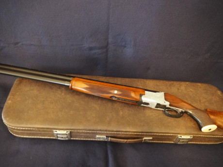 Se vende escopeta  Browning , modelo  B-25 .

Cañones de  76  cm, con  *  y  ** .
Por el número de serie, 00