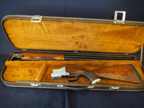 Se vende escopeta  Browning , modelo  B-25 .

Cañones de  76  cm, con  *  y  ** .
Por el número de serie, 12