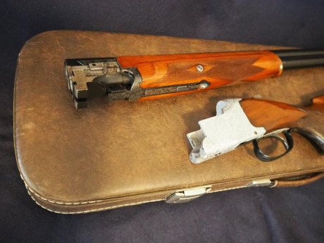 Se vende escopeta  Browning , modelo  B-25 .

Cañones de  76  cm, con  *  y  ** .
Por el número de serie, 11
