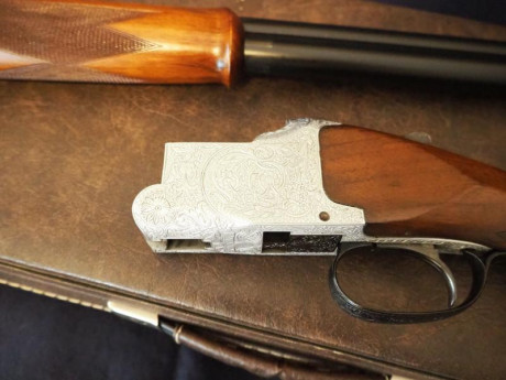 Se vende escopeta  Browning , modelo  B-25 .

Cañones de  76  cm, con  *  y  ** .
Por el número de serie, 10