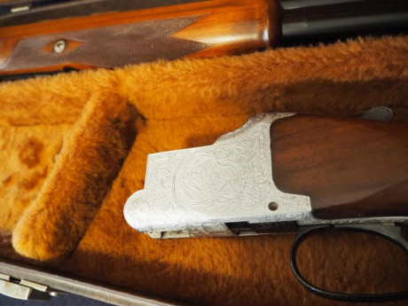 Se vende escopeta  Browning , modelo  B-25 .

Cañones de  76  cm, con  *  y  ** .
Por el número de serie, 20