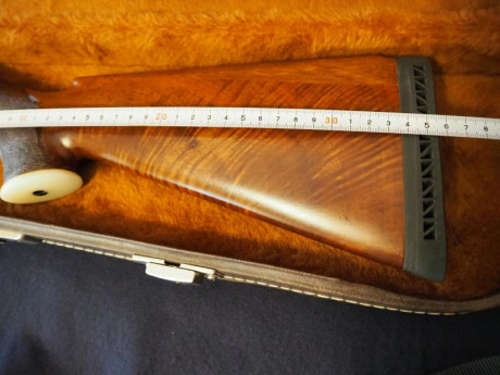 Se vende escopeta  Browning , modelo  B-25 .

Cañones de  76  cm, con  *  y  ** .
Por el número de serie, 42