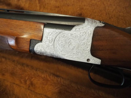 Se vende escopeta  Browning , modelo  B-25 .

Cañones de  76  cm, con  *  y  ** .
Por el número de serie, 40