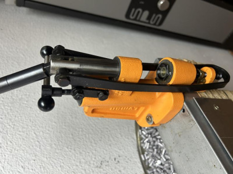 Vendo recalibradora engrasadora lyman 4500 con muy poco uso matrices de recalibrado del 356 y 357 esta 00