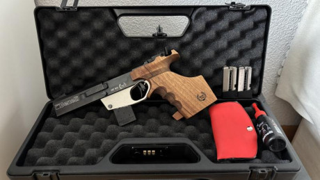 Pistola de precisión Benelli MP90 en calibre **.22 LR**, reconocida por su excelente precisión, fiabilidad 01