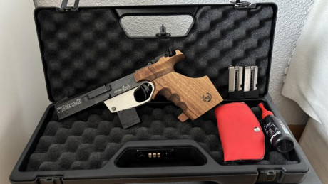 Pistola de precisión Benelli MP90 en calibre **.22 LR**, reconocida por su excelente precisión, fiabilidad 00