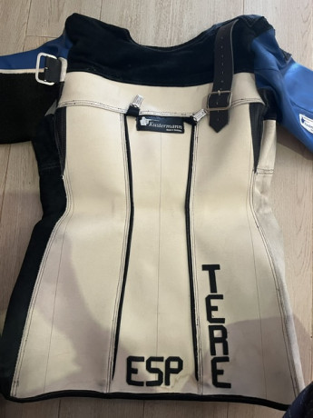 En venta conjunto chaqueta Kustermann a medida t 42/44 + pantalón ahg Anschutz.
Ambos con su apresto al 01
