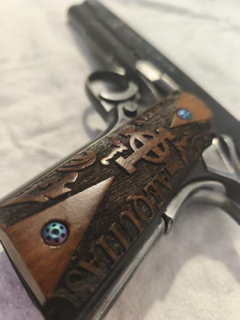 En venta preciosa pistola Rockisland Armory modelo 1911 en pavón negro mate, calibre 45 acp .
Tiene un 00