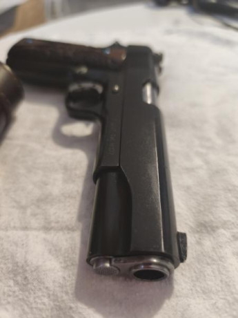 En venta preciosa pistola Rockisland Armory modelo 1911 en pavón negro mate, calibre 45 acp .
Tiene un 12