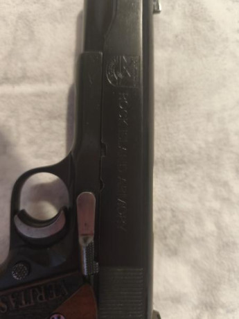 En venta preciosa pistola Rockisland Armory modelo 1911 en pavón negro mate, calibre 45 acp .
Tiene un 11