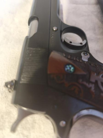 En venta preciosa pistola Rockisland Armory modelo 1911 en pavón negro mate, calibre 45 acp .
Tiene un 10