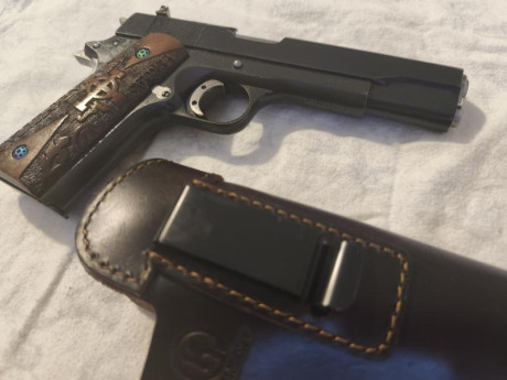 En venta preciosa pistola Rockisland Armory modelo 1911 en pavón negro mate, calibre 45 acp .
Tiene un 21
