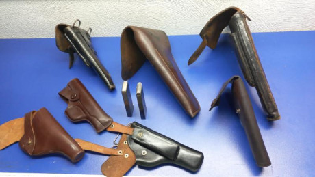 Se ofrecen las siguientes  Fundas  Cuero Originales y un par de cargadores  de armas cortas.

Desconozco 02