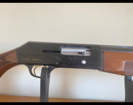 Escopeta semiautomática Breda con las siguientes características:


- Modelo Aries 2.

- Calibre 12.

- 01