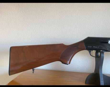 Escopeta semiautomática Breda con las siguientes características:


- Modelo Aries 2.

- Calibre 12.

- 00