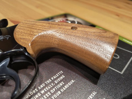 A la venta un set de cachas único en España, son las famosas Herrets, el. nuevo modelo para Colt Python, 00