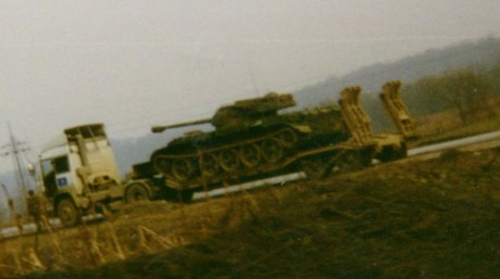 curiosa combinación....
 t55hell-1.jpg 
 t55hell-2.jpg 
 t55hell-3.jpg 

barcaza T55 con torre de M18 02