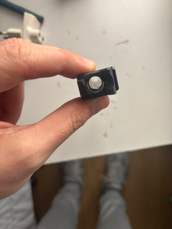 Se vende por 500 € o cambia por carabina arma corta CZ P10C. Tiene tres cargadores, maletín y unos 1000 00