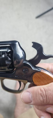 Vendo Revolver Santa Barbara por llevar 7 años en el armero. Pocos disparos y bien cuidado. Tiene el punto 12