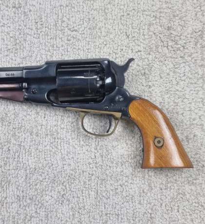 Vendo Revolver Santa Barbara por llevar 7 años en el armero. Pocos disparos y bien cuidado. Tiene el punto 11