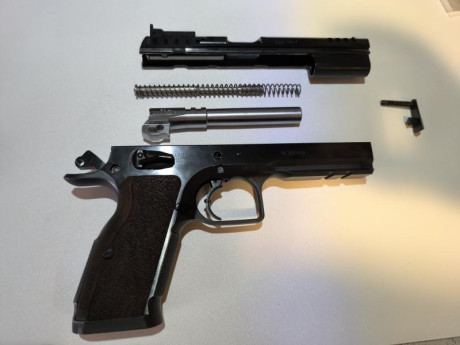 Vendo Tanfoglio Stock III con 2900 disparos. La pistola está impecable y es ideal para IPSC Production. 01