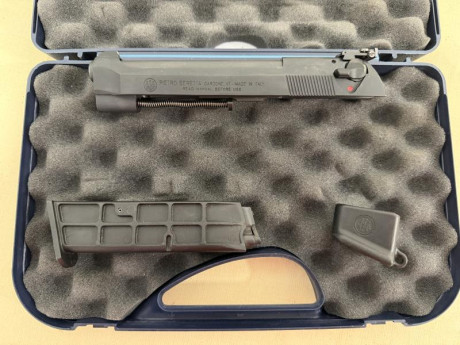 Beretta 92 FS Combat.
Pistola SA con seguro en el armazón.
Dos cañones.
Kit del 22 a estrenar.solo probado.
Disparador 02