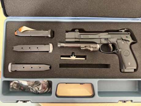 Beretta 92 FS Combat.
Pistola SA con seguro en el armazón.
Dos cañones.
Kit del 22 a estrenar.solo probado.
Disparador 00
