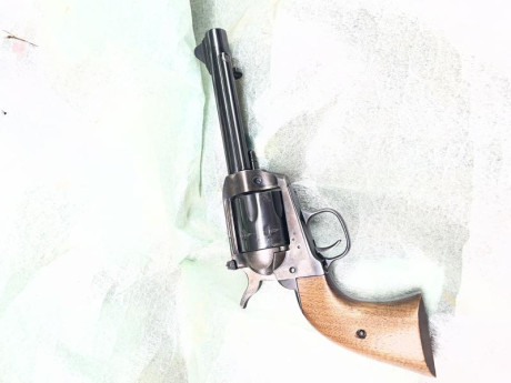 Calibre 357 Magnum, 
perfecto estado
se encuentra en Fraga (Huesca)
2500 disparos aproximadamente
precio 02