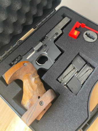 Pistola Walther GSP cal.32, cacha M. Posibilidad de poner carro del Cal.22. Tiene su maletín y dos cargadores.
Precio 02