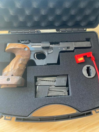 Pistola Walther GSP cal.32, cacha M. Posibilidad de poner carro del Cal.22. Tiene su maletín y dos cargadores.
Precio 00