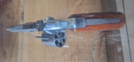 Vendo revolver smith&wesson 357 magnum de 4 pulgadas. Guiado para licencia F. Esta en Asturias pero 02