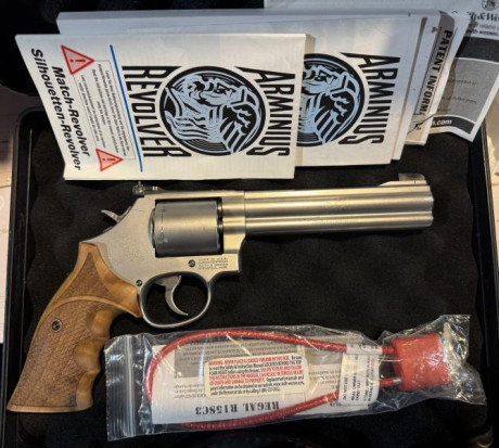 Buenos días,vendo revólver Smith Wesson 6 pulgadas,750 euros,un saludo. 02