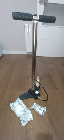 Bomba de alta presión, hasta 300 bares para cargar PCP.
Incluye sistema de filtro secante (Dry Pack) para 01