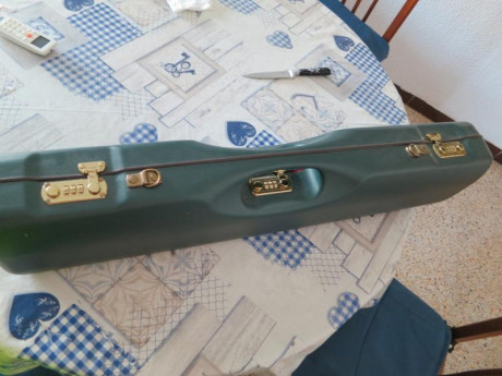 Hola vendo estuche para escopeta, de tiro o para caza
esta casi nuevo, el precio 180 euros si hay transporte 00