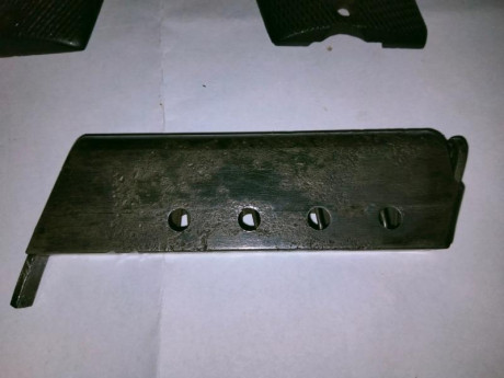 Hola, pongo a la venta un juego de cachas de madera de nogal para la pistola Austriaca Steyr modelo 1908 50