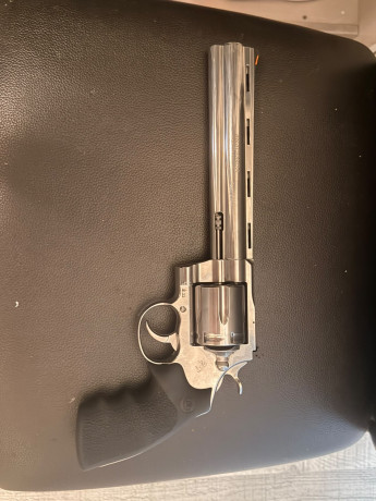 Mi compañero de club vende su revolver Colt Anaconda. 44 Magnum Cañón 8"
Precio: 2000 €.
El revolver 02