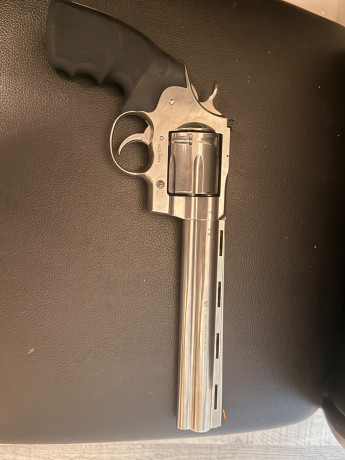Mi compañero de club vende su revolver Colt Anaconda. 44 Magnum Cañón 8"
Precio: 2000 €.
El revolver 01