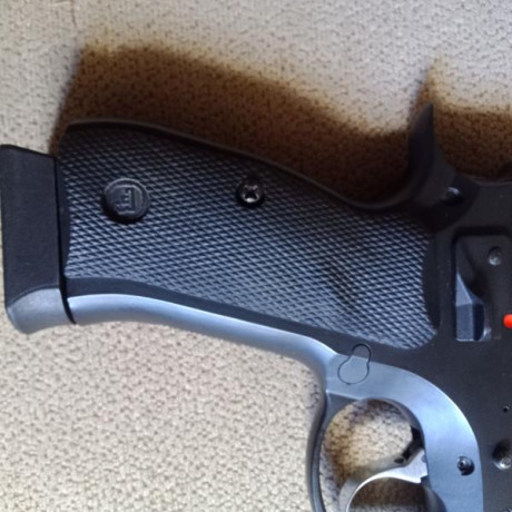 Se vende pist0la CZ 75 SP-01 Shadow 1  su predio 900 euros con el envio el arma viene con 3 cargadores 11