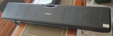 Maletín rígido de la marca Wiltec, diseñado para transportar rifles o escopetas. Cuatro puntos de cierre. 01
